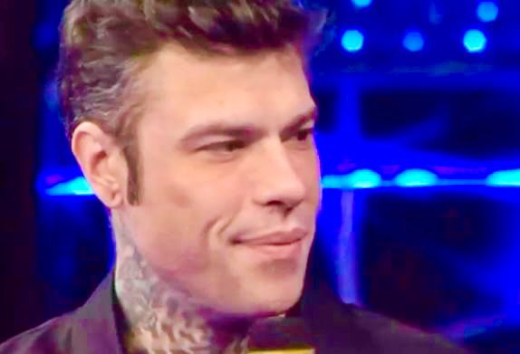 Fedez mette in allarme i fan: a Sarà Sanremo annuncia il titolo della sua canzone per il Festival ma il pubblico resta spiazzato nel vederlo (Video)