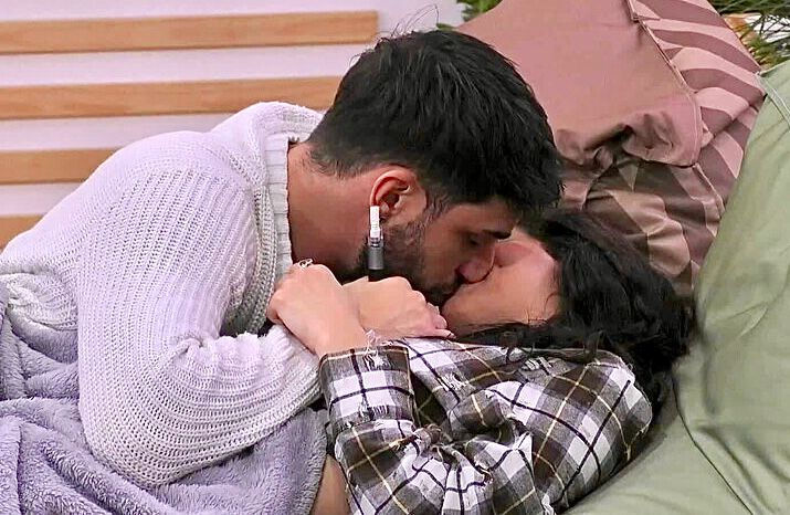 Grande Fratello, Federica Petagna dopo aver chiuso con Alfonso D’Apice bacia Stefano Tediosi (Video) preview