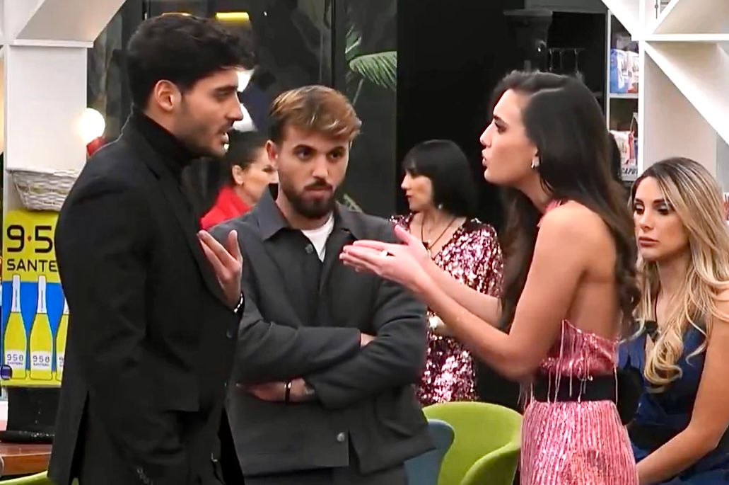 Grande Fratello, una (discutibile) frase di Javier fa perdere le staffe a Zeudi che sbotta: “Ma come ti permetti?” article-post