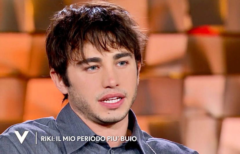 Verissimo, Riki racconta il suo periodo buio: “Quella volta in cui guardandomi allo specchio mi sono messo a piangere e sono crollato” preview