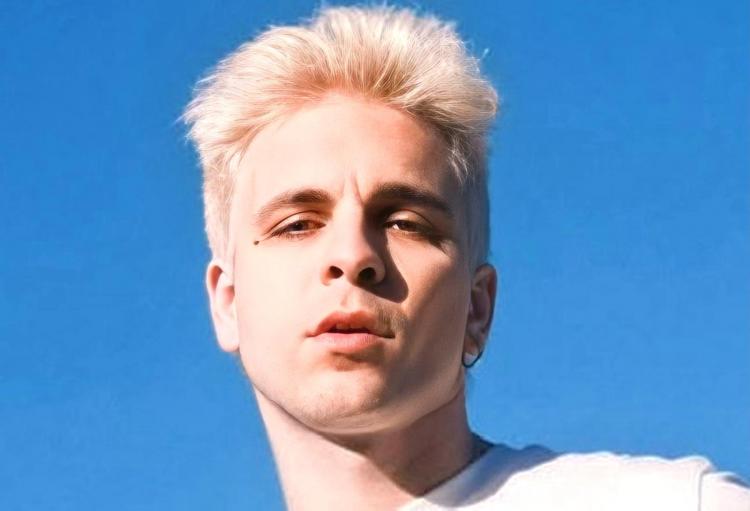 Amici, Alessio Bernabei confessa: “Cantavo brani d’amore ma nel privato non trattavo bene le ragazze” preview