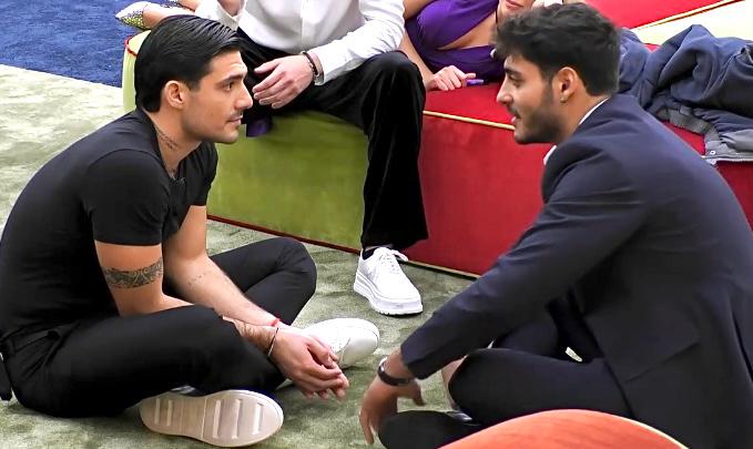 Grande Fratello, Javier Martinez prende le parti di Lorenzo Spolverato dopo il confronto con il guru della moda: “Mi ha fatto incaz*are che…” article-post