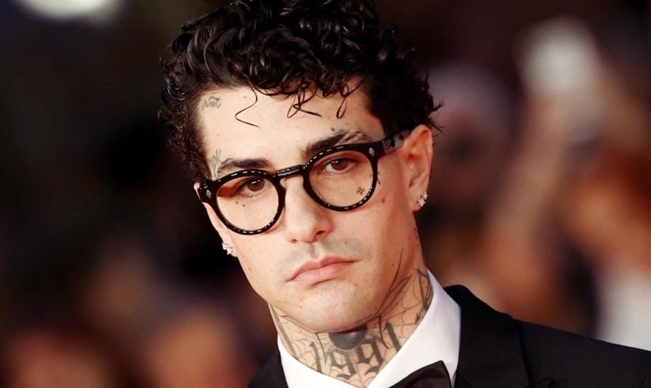 Sanremo 2025, Kekko Silvestre, in gara al prossimo Festival si scaglia contro Tony Effe: “Parla delle donne come se fossero cacche di cane sul marciapiede!” article-post