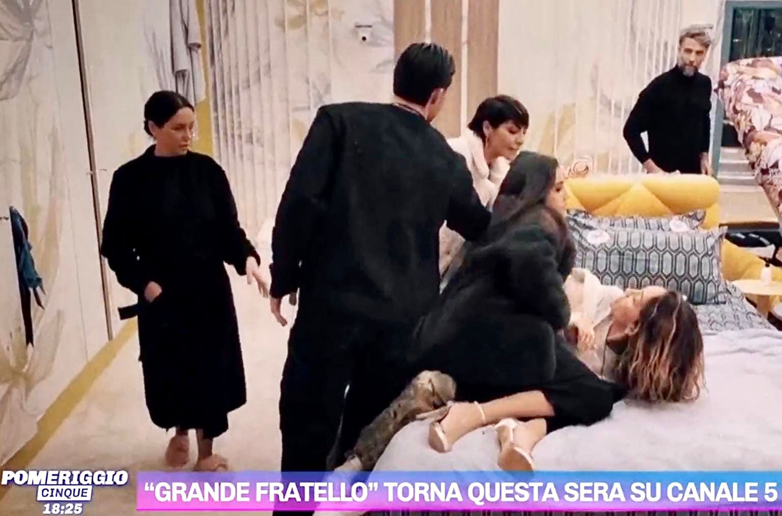 Grande Fratello, le clamorose immagini inedite dell’accesa lite tra Helena e Ilaria mostrate a Pomeriggio 5 (Video)