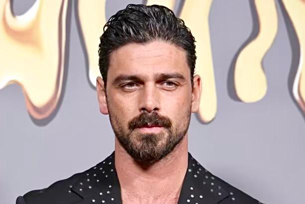 Michele Morrone beccato a baciarsi con un volto noto che recentemente è stato al centro di un discusso gossip (Foto) article-post