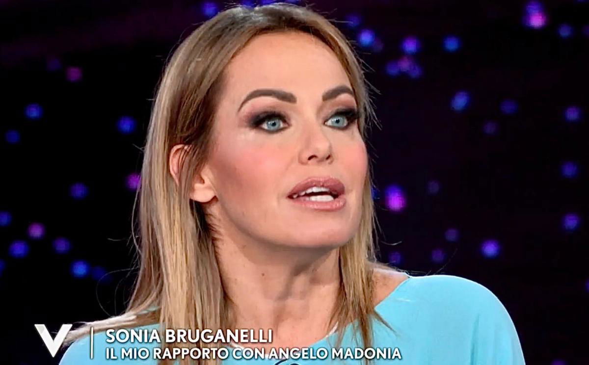 Verissimo, Sonia Bruganelli: “La mia storia con Angelo Madonia? Si è trovato nel posto sbagliato al momento sbagliato” article-post