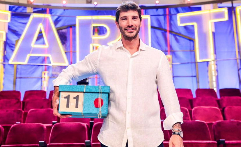 Affari tuoi, Stefano De Martino svela come reagisce quando legge le critiche sulla sua conduzione preview