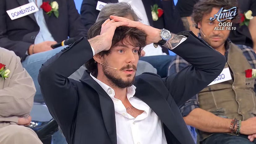 Uomini e Donne, Michele Longobardi dopo la diretta social delle sue ex corteggiatrici appare in discoteca con Mario Cusitore e Daniele Paudice (Video) preview