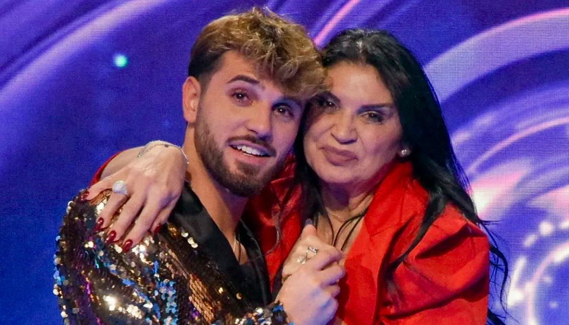 Grande Fratello, la mamma di Alfonso D’Apice sbotta sui social dopo alcuni sfottò fatti al figlio: “Bullismo e offese” preview