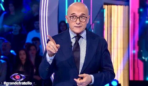Alfonso Signorini rompe il silenzio dopo le accuse di Fabrizio Corona: “Tutto in mano ai miei legali” preview