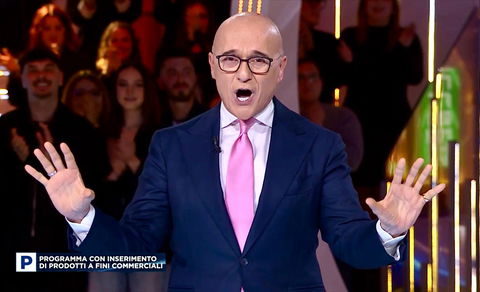 Gf Vip, Alfonso Signorini ha consegnato il cast a Pier Silvio Berlusconi: “conduttrici, opinioniste e attori”, chi potrebbe entrare nella Casa preview