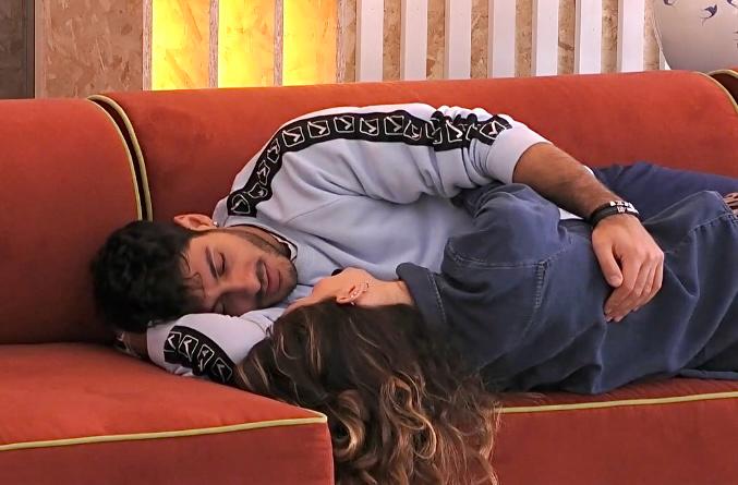 Grande Fratello, Javier ed Helena fanno pace e lui la sorprende: “Mi sono innamorato di te” article-post