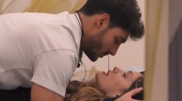 Grande Fratello, Javier commenta la prima notte con Helena: “È stato bello fare l’amore con te, anche se…”