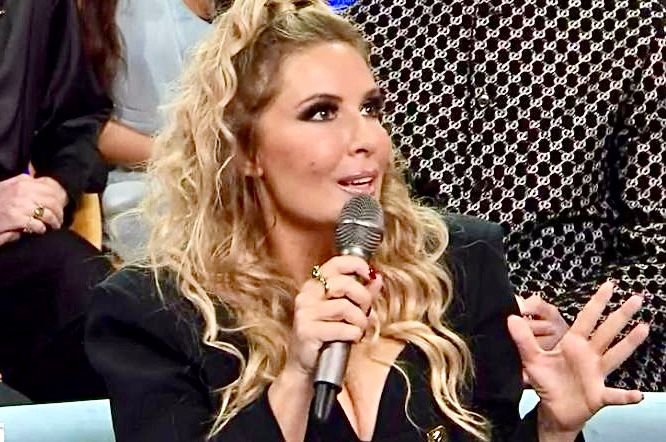 Sanremo 2025, Selvaggia Lucarelli molto critica sulla prima serata del Festival: “Elodie modesta, Tony Effe insolitamente romantico, ci aspettavamo di più” article-post