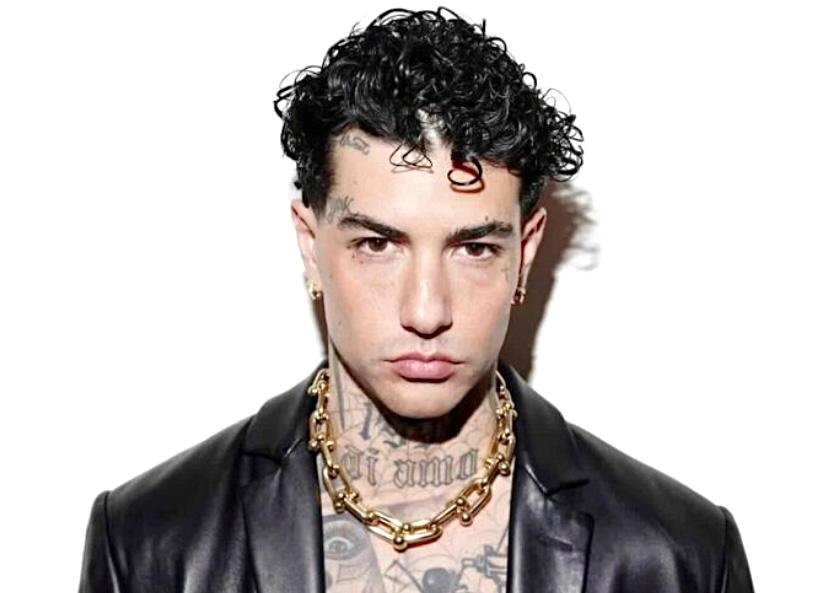 Tony Effe, la Rai spiega per quale motivo gli è stata fatta togliere la collana prima di salire sul palco di Sanremo 2025 article-post