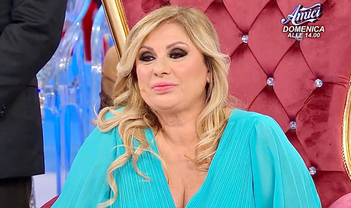 Uomini e Donne, i corteggiatori di Tina Cipollari avvistati in compagnia di alcune donne: le segnalazioni article-post