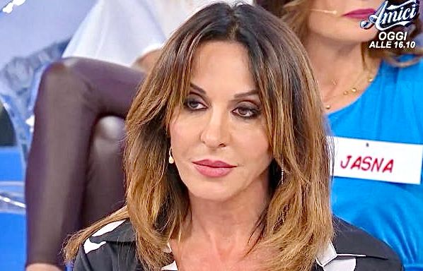 Uomini e Donne, Tiziana Riccardi confessa: “Dopo aver abbandonato la trasmissione ho avuto una storia con un cavaliere, ma…” article-post