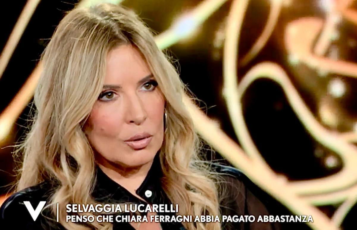 Verissimo, Selvaggia Lucarelli: “Ecco perché in questo periodo provo empatia nei confronti di Chiara Ferragni” article-post
