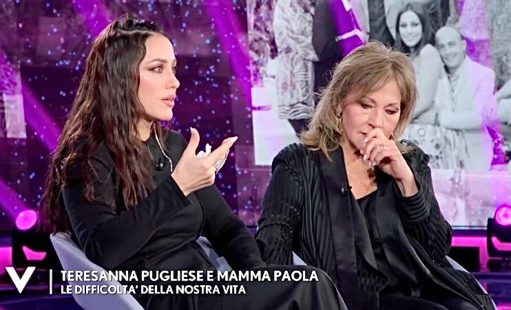 Teresanna Pugliese a Verissimo con la mamma che racconta gli abusi subiti dall’ex marito: “Era geloso e instabile, ho dovuto lasciare il lavoro da attrice” article-post