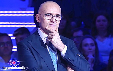Alfonso Signorini rompe il silenzio: “La gogna mediatica voleva annientarmi, ho avuto paura ma…”. Poi svela cosa l’ha ferito di più (e se tornerà in tv) preview