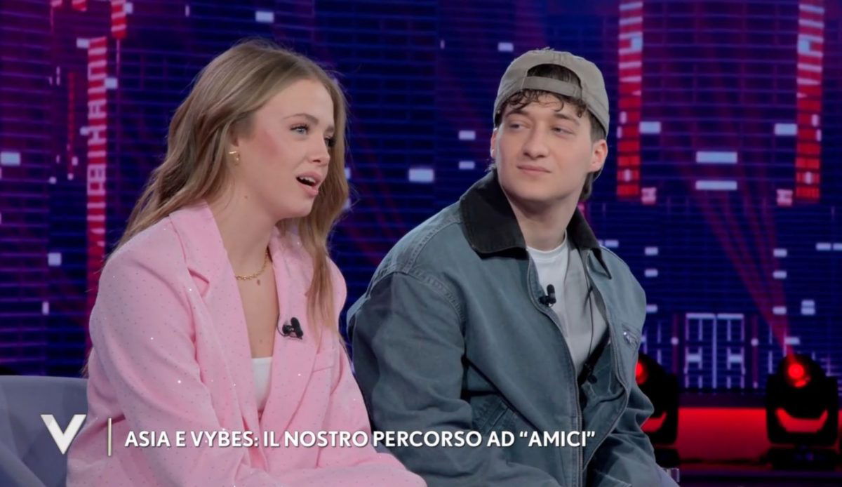 Amici 24, Asia e Vybes a Verissimo raccontano la loro esperienza nel talent: “Non mi aspettavo che Maria…” article-post