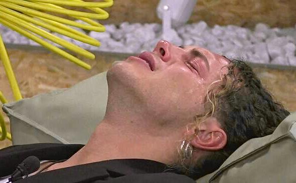 Grande Fratello, Stefania definisce Giglio “rock fuori ma Heidi dentro”: lui scoppia in lacrime dopo la diretta preview