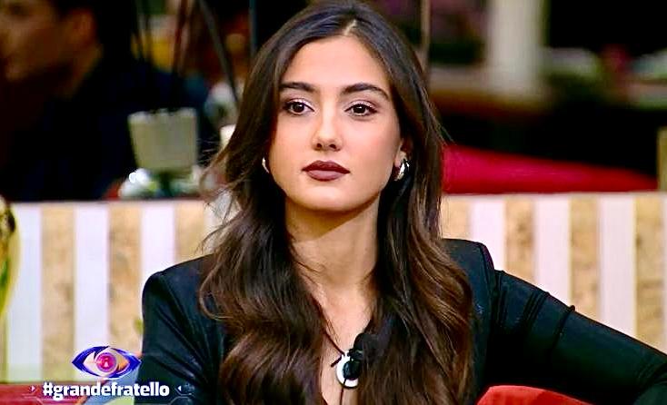 Grande Fratello, i dubbi degli inquilini su Zeudi: “Siccome è nervosa se la prende con i suoi amici, è contraddittoria!” article-post