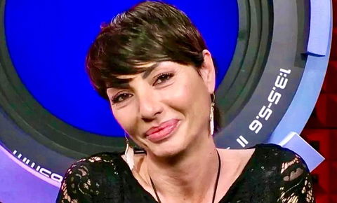 Gf Vip, Ilaria Galassi si mostra sui social dopo un intervento estetico e sbotta: “In giro è pieno di schifo!” preview