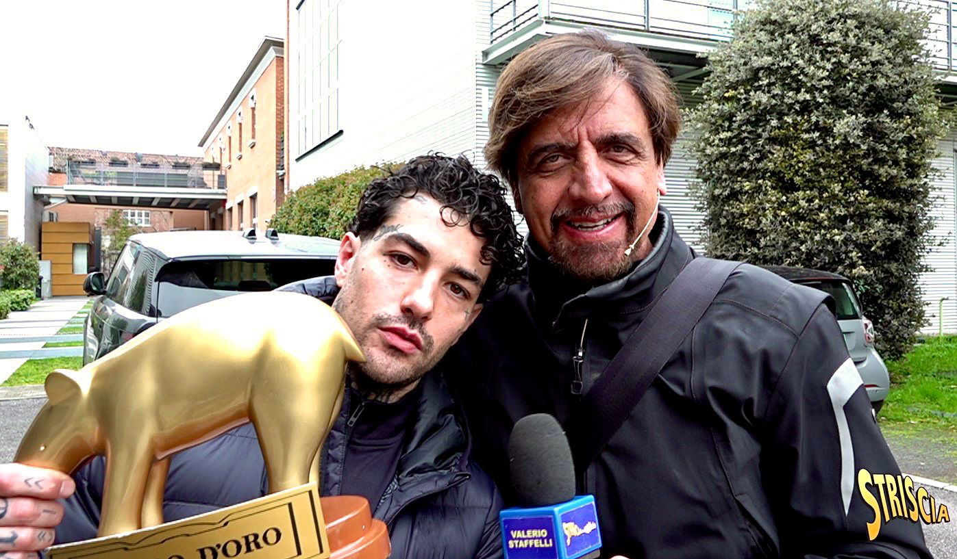 Striscia la Notizia, Tony Effe riceve il Tapiro d’Oro dopo le critiche di Valerio Scanu (e gli lancia una stoccata!)