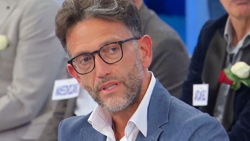 Uomini e Donne, Giovanni Siciliano paparazzato mentre bacia una donna (Foto) preview