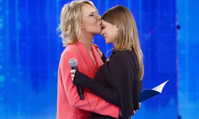 Alessandra Amoroso svela il curioso modo in cui Maria De Filippi ha scoperto che fosse incinta preview