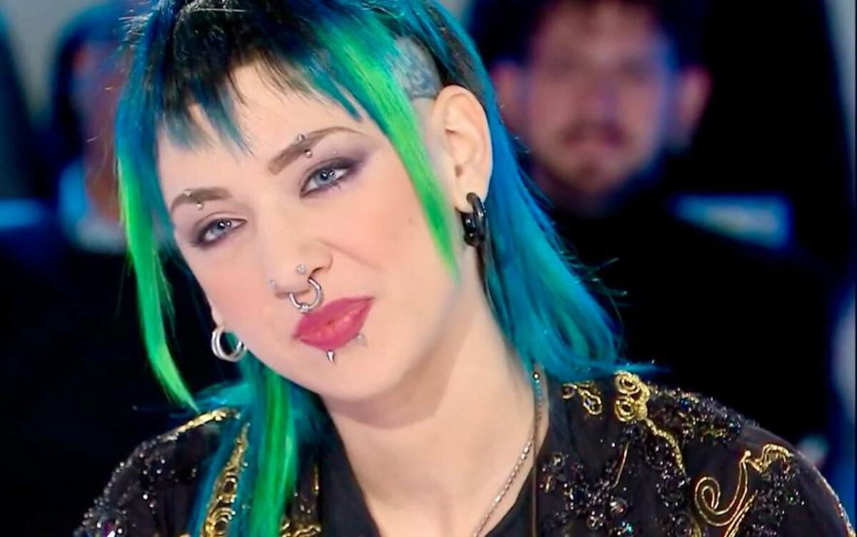 Anna Lou Castoldi insultata dopo il coming out: “Mi hanno augurato la m0rte per aver detto che ho una fidanzata” article-post
