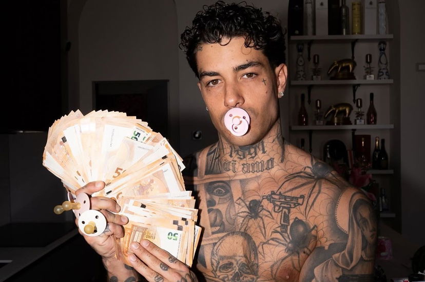 Tony Effe e il gesto eclatante per la figlia in arrivo: ecco cosa hanno notato i fan (Foto) preview