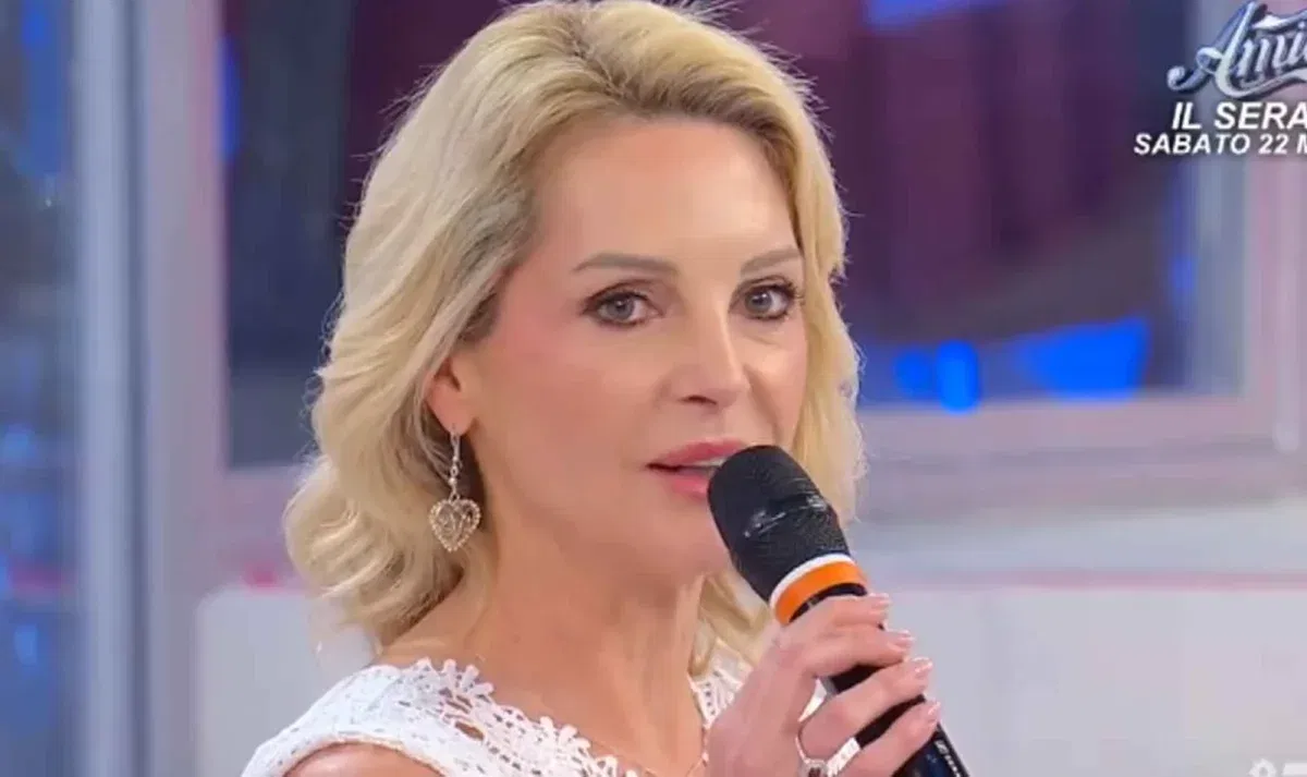 Uomini e Donne, Isabella del Trono Over racconta dell’invito a cena ricevuto da un personaggio famosissimo: “Mi osservava con ammirazione” article-post
