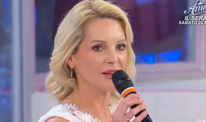 Uomini e Donne, Isabella del Trono Over racconta dell’invito a cena ricevuto da un personaggio famosissimo: “Mi osservava con ammirazione” preview