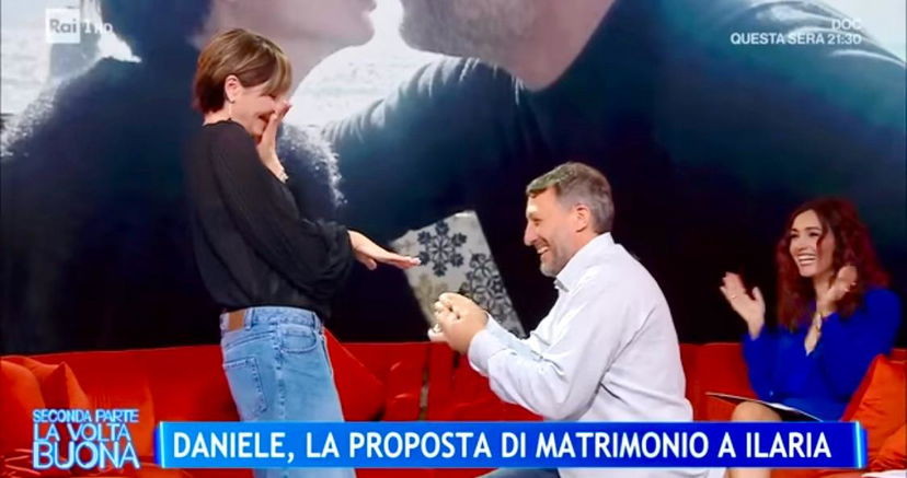 Ilaria Galassi, il compagno la sorprende con la proposta di matrimonio in diretta: “Se per te va bene ti sposo!” preview