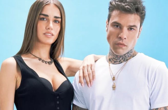 Fedez e Clara, i fan gli chiedono di darsi un bacio durante il concerto: la loro reazione (Video) preview