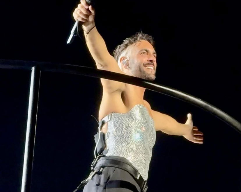 Marco Mengoni, insultato per i look scelti per il tour, risponde alle critiche durante il concerto allo stadio di Napoli: ecco cosa ha detto preview