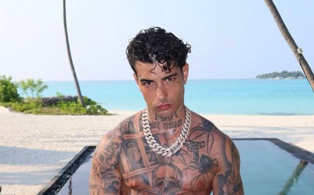 Tony Effe, un famosissimo attore pubblica una sua foto e gli lancia una critica: ecco cosa è successo article-post
