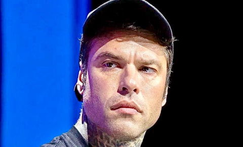 Fedez si racconta nel suo nuovo libro: “Dopo il bacio a Sanremo con Rosa Chemical trattato come un lebbroso, volevo tagliarmi le vene” preview