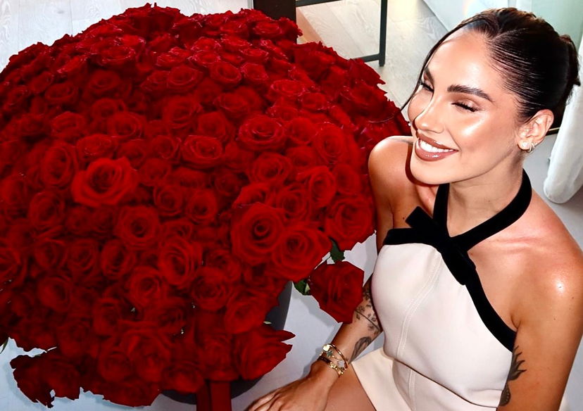 Giulia De Lellis riceve un enorme mazzo di rose rosse da parte di Tony Effe: il romantico motivo preview