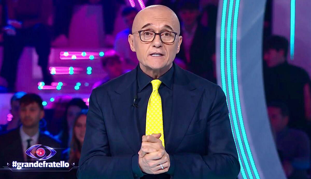 Grande Fratello, c’è Alfonso Signorini dietro la scelta di fare due edizioni diverse? “Non sopportava che…”, il retroscena article-post