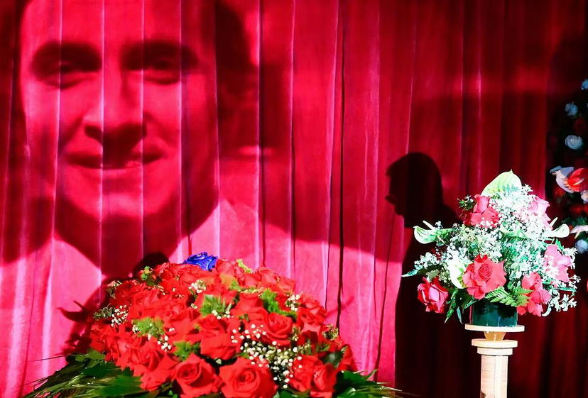 Pippo Baudo, una donna ruba dei fiori al suo funerale e viene casualmente intervistata dal Tg1: il video virale preview