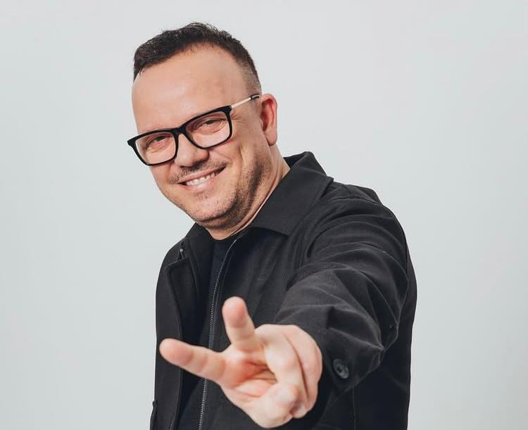 Gigi D’Alessio, ecco chi sarà il famosissimo attore che interpreterà il cantautore nel nuovo film dedicato ai suoi esordi preview