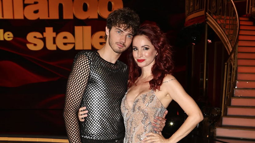 Ballando con le Stelle 20, “si metterà insieme a Nikita, a lei il toyboy piace!”: la piccata reazione di Andrea Delogu al commento dell’hater preview