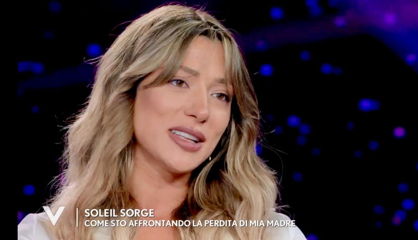 Soleil Sorge in lacrime parla della prematura scomparsa di sua mamma: “Sapeva che le restavano pochi mesi di vita ma non me l’ha detto per proteggermi” preview