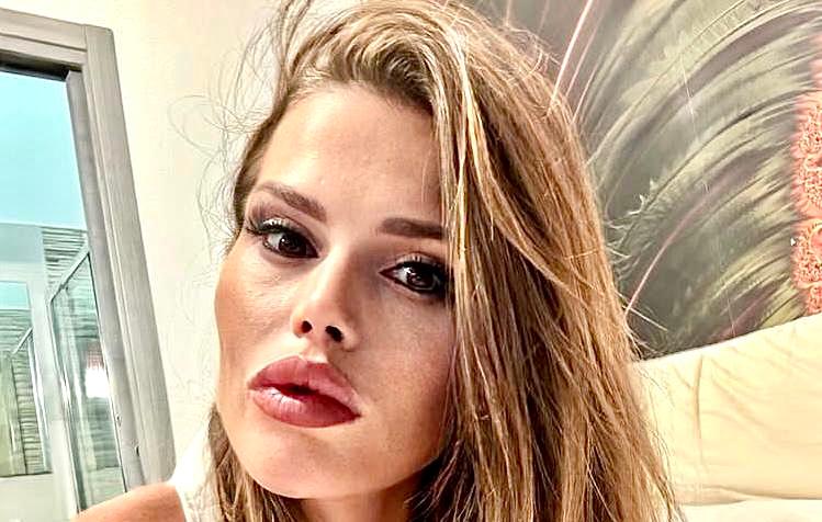 Carlotta Dell’Isola torna sui social dopo gli allarmanti video dei giorni scorsi: “Periodo più complicato della mia vita, sto cercando di rialzarmi” preview