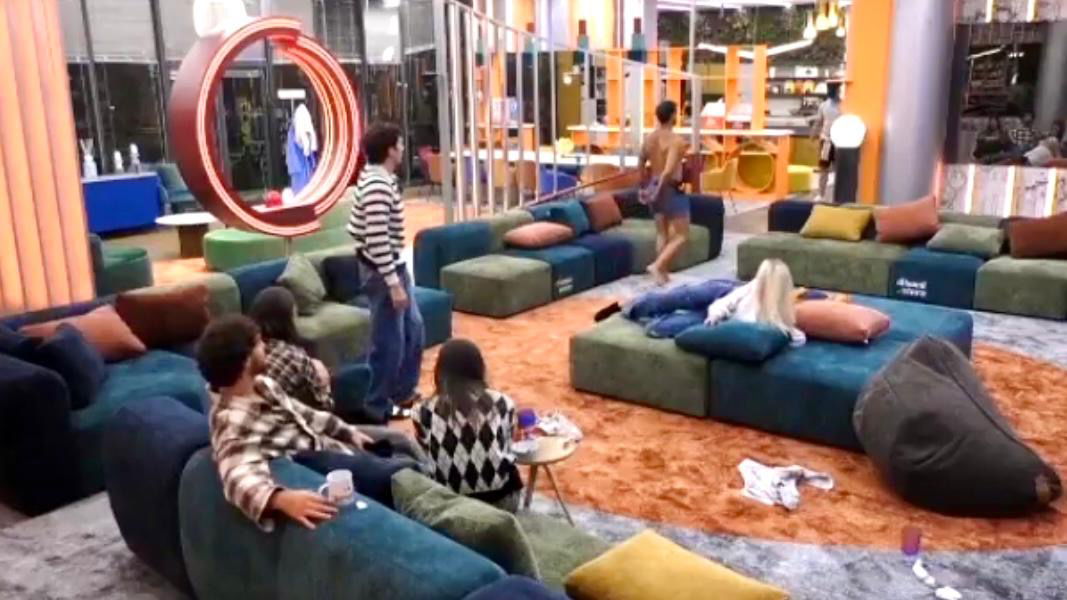 Grande Fratello, malore improvviso per un inquilino della Casa: “Si sente male, c’è da tirarlo su” article-post