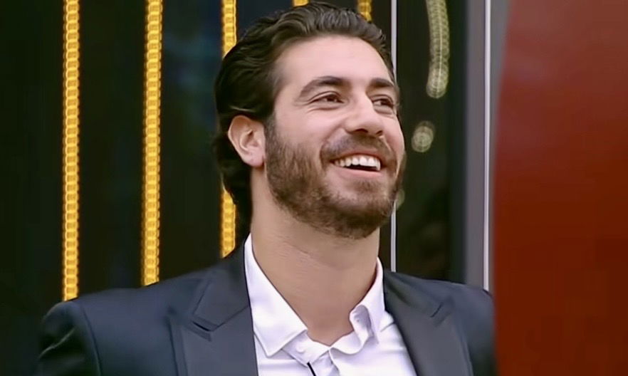 Grande Fratello, malore improvviso per Omer Elomari: “Si sente male, c’è da tirarlo su” article-post