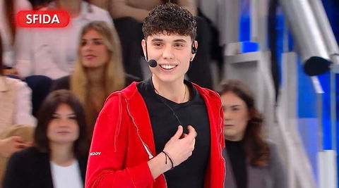 Amici 25, puntata del 23/11/25: Riccardo e Paola vincono la sfida, Maria De Filippi contesta la votazione degli allievi dopo la gara preview